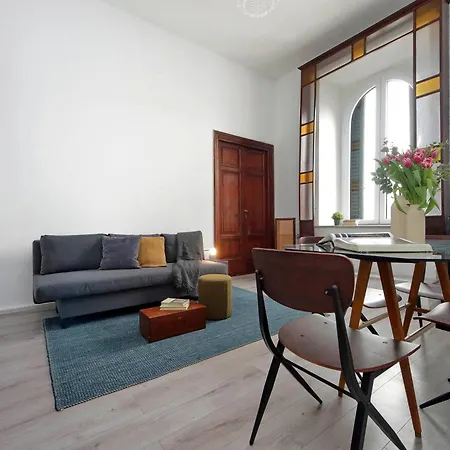 Cavour 2 Bedrooms דירה *