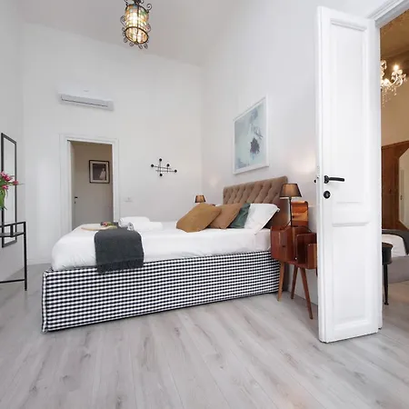 Cavour 2 Bedrooms דירה *