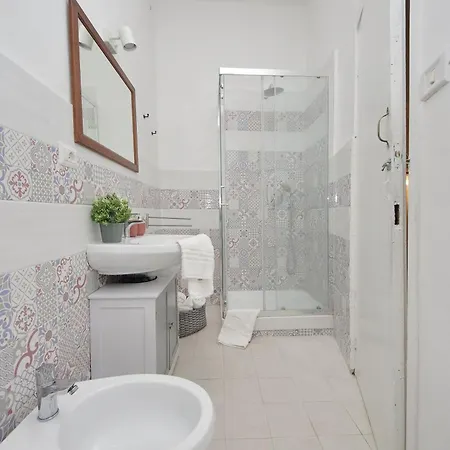 Cavour 2 Bedrooms דירה *
